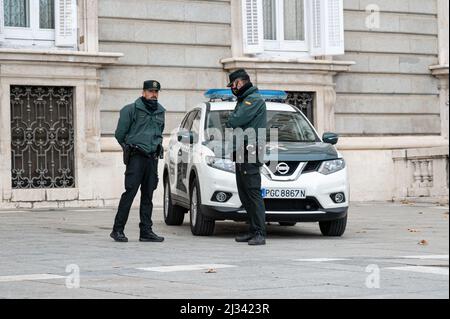 Eine Guardia Civil Polizei patrouilliert zusammen mit dem Nissan X-Trail Geländewagen Stockfoto