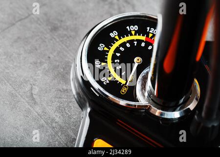 Luftpumpenmanometer zur Überwachung des Reifendrucks auf dunklem Hintergrund mit freiem Platz Stockfoto