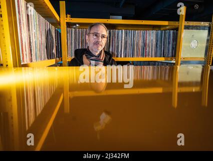 05. April 2022, Hessen, Frankfurt/Main: Museumsdirektor Alex Azary steht inmitten von Schallplatten aus dem Archiv der DJ-Legende Sven Väth im ersten deutschen Museum für elektronische Musik (Gomem). Nach Jahren des Wartens öffnet Tomem am Mittwoch (05.04.2022) seine Türen. Zur Eröffnung wird eine Ausstellung über Sven Väth gezeigt. Am zentralen Platz in der Innenstadt sind bereits für den Nachmittag Feiern geplant. Das Highlight ist für den Abend geplant, an dem Väth selbst an den Turntables sein wird. Foto: Frank Rumpenhorst/dpa Stockfoto