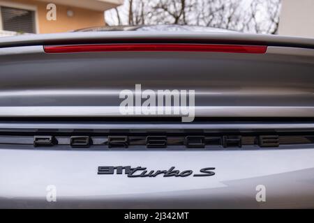 Slowenien, Ljubljana - März 15 2022: Porsche Logo Nahaufnahme eines 911 Turbo S Autos Stockfoto