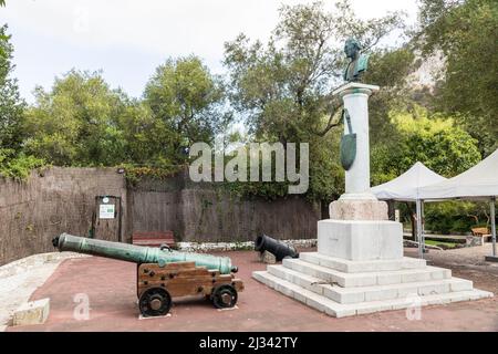 Das Denkmal für Feldmarschall Arthur Wellesley, 1. Herzog von Wellington, mit Kanonen und Haubitze in den Alameda Gardens, botanischen Gärten, Gibraltar Stockfoto