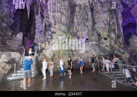 Touristen in St. Michael's Cave, Gibraltar Stockfoto