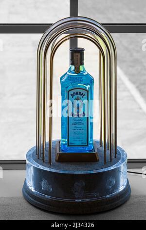 Eine Flasche erstklassiger, von Bombay Sapphire destillierter London Dry Gin wird in der Bombay Sapphire Gin Distillery, Laverstoke Mill, Laverstoke, Hampshire, Großbritannien, ausgestellt Stockfoto