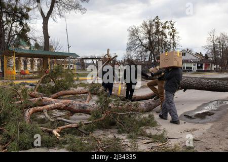 Bucha, Ukraine. 04. April 2022. Freiwillige liefern humanitäre Hilfsgüter über die Stadt Bucha. Nach der Rückeroberung von Bucha durch die ukrainischen Streitkräfte haben Freiwillige humanitäre Hilfe in die Stadt gebracht, die durch schwere Kämpfe verwüstet und früher von russischen Truppen besetzt wurde. Kredit: SOPA Images Limited/Alamy Live Nachrichten Stockfoto