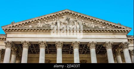 CAMBRIDGE, ENGLAND - 13. MÄRZ 2017: Fassade des Fitzwilliam Museums in Cambridge von außen mit alten griechischen traditionellen Fliegen am klassischen Dachgiebel. Stockfoto