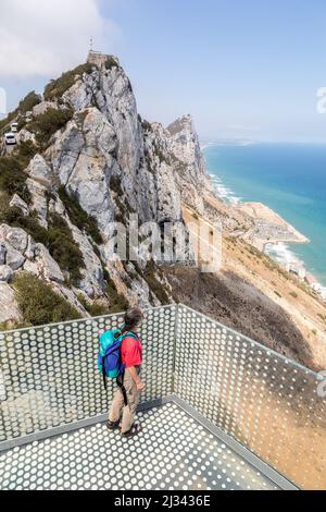 Person auf der Aussichtsplattform Skywalk, Rock of Gibraltar Stockfoto