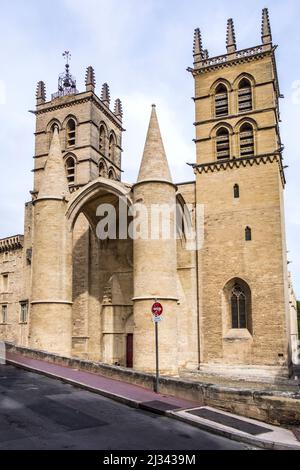 MONTPELLIER, FRANKREICH - 31. MÄRZ 2017: Kathedrale von Montpellier, richtig die Kathedrale Saint-Pierre de Montpellier, eine römisch-katholische Kathedrale und eine natio Stockfoto