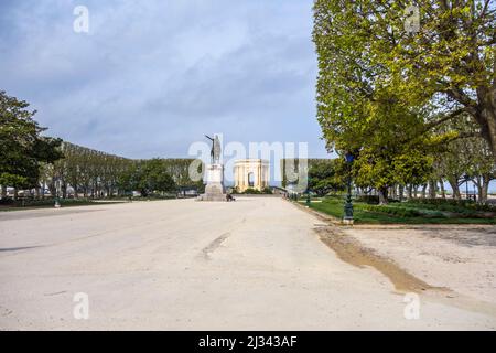 MONTPELLIER, FRANKREICH - 31. MÄRZ 2017: Die Statue des Königs Ludwig XIV. Auf der Peirou-Promenade, Montpellier, Frankreich, am 8. Juli 2014 in Montpellier. Stockfoto