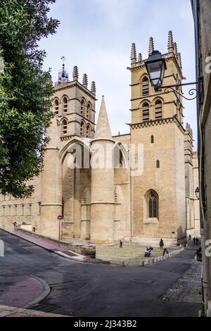 MONTPELLIER, FRANKREICH - 31. MÄRZ 2017: Kathedrale von Montpellier, richtig die Kathedrale Saint-Pierre de Montpellier, eine römisch-katholische Kathedrale und eine natio Stockfoto