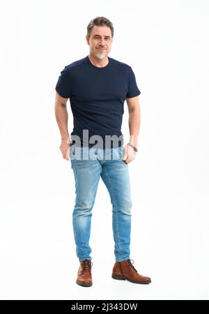 Lässiger Mann mittleren Alters in Jeans und T-Shirt. Mittlerer Erwachsener, Mann im reifen Alter, glücklich lächelnd. Porträt in voller Länge isoliert auf Weiß. Stockfoto