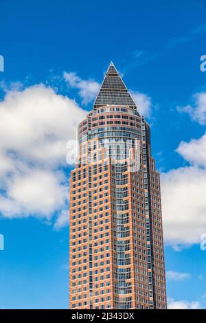 FRANKFURT, DEUTSCHLAND - APR 6, 2017: Tower Messeturm neben dem Frankfurter Messegelände vom Dachgarten der Skyline Plaza Mall aus gesehen. Stockfoto