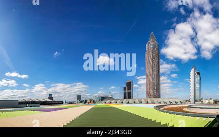 FRANKFURT, DEUTSCHLAND - APR 6, 2017: Tower Messeturm und das Marriott Hotel neben dem Frankfurter Messegelände vom Dachgarten der Skyline Pla aus gesehen Stockfoto