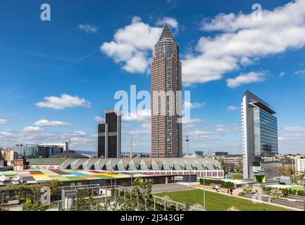 FRANKFURT, DEUTSCHLAND - APR 6, 2017: Tower Messeturm und das Marriott Hotel neben dem Frankfurter Messegelände vom Dachgarten der Skyline Pla aus gesehen Stockfoto