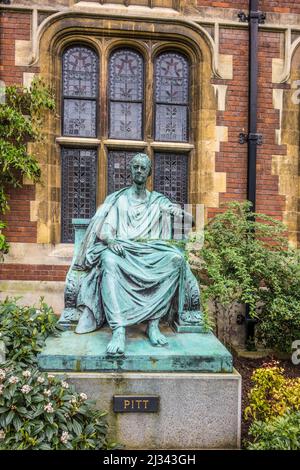 CAMBRIDGE, Großbritannien - 16. April 2017: Statue von William Pitt dem Jüngeren auf dem Gelände des Pembroke College, Cambridge. Stockfoto