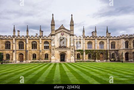 CAMBRIDGE, Großbritannien - APR 16, 2017: Courtyard of the Corpus Christi College, ist eine der alten Colleges der University of Cambridge, die 1352 gegründet wurde. Stockfoto