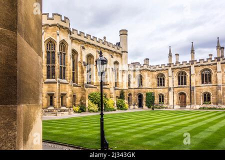 CAMBRIDGE, Großbritannien - APR 16, 2017: Courtyard of the Corpus Christi College, ist eine der alten Colleges der University of Cambridge, die 1352 gegründet wurde. Stockfoto