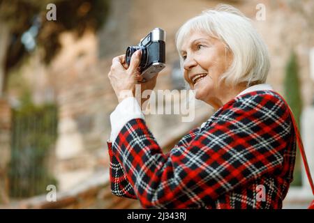 Porträt einer älteren Frau, die in der Stadt lächelt Stockfoto