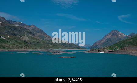 Landschaft am Lago Bianco Stausee am Bernina Pass in der Sonne Stockfoto