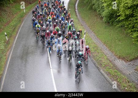 BAD SODEN, DEUTSCHLAND -1. MAI 2017: Radler beim Rennen Eschborn–Frankfurt – rund um den Finanzplatz. Es ist ein jährliches halbklassisches Radrennen in Deutschland, Stockfoto