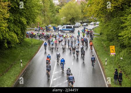 BAD SODEN, DEUTSCHLAND -1. MAI 2017: Radler beim Rennen Eschborn–Frankfurt – rund um den Finanzplatz. Es ist ein jährliches halbklassisches Radrennen in Deutschland, Stockfoto