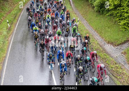 BAD SODEN, DEUTSCHLAND -1. MAI 2017: Radler beim Rennen Eschborn–Frankfurt – rund um den Finanzplatz. Es ist ein jährliches halbklassisches Radrennen in Deutschland, Stockfoto