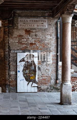 Straßenkunst an einer Tür in Venedig, Venetien, Adria, Italien, Europa Stockfoto