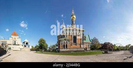 DARMSTADT, DEUTSCHLAND - 9. MAI 2017: Berühmte Jugendstilbauten und orthodoxe Kirche an der Mathildenhöhe in Darmstadt, Deutschland unter blauem Himmel Stockfoto