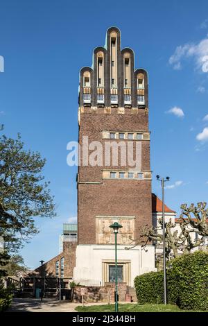 DARMSTADT, DEUTSCHLAND - 9. MAI 2017: Berühmte Jugendstilbauten an der Mathildenhöhe in Darmstadt, Deutschland unter blauem Himmel Stockfoto