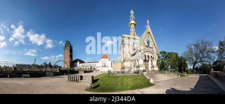 DARMSTADT, DEUTSCHLAND - 9. MAI 2017: Berühmte Jugendstilbauten und orthodoxe Kirche an der Mathildenhöhe in Darmstadt, Deutschland unter blauem Himmel Stockfoto