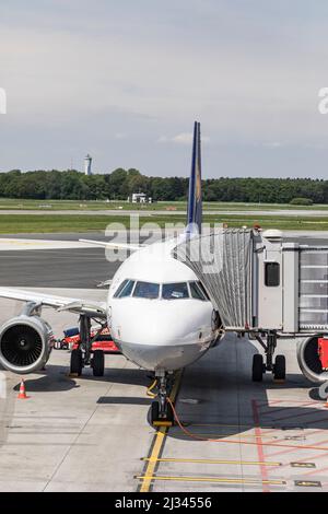 HAMBURG, 17. MAI 2017: Lufthansa Airbus ist für das Boarding am neuen Terminal in Hamburg bereit. Hamburg ist ein wichtiger Hub für Lufthansa auf Deutsch Stockfoto