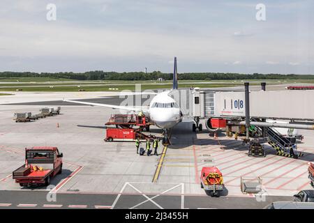 HAMBURG, 17. MAI 2017: Lufthansa Airbus ist für das Boarding am neuen Terminal in Hamburg bereit. Hamburg ist ein wichtiger Hub für Lufthansa auf Deutsch Stockfoto