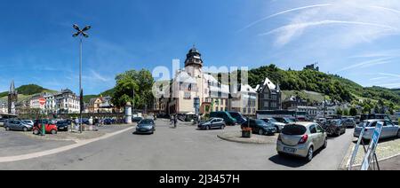 BERNKASTEL-KUES, DEUTSCHLAND - 25. MAI 2017: Am Sommertag wird auf dem Parkplatz mit Blick auf die historische Altstadt von Bernkastel-Kues geparkt. Stockfoto