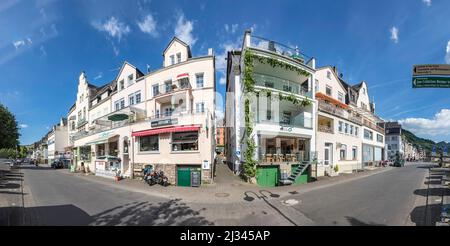 ZELL, DEUTSCHLAND - 25. MAI 2017: Blick auf die Fassaden alter Fachwerkhäuser an der moselpromenade in Zell in Rheinland-Pfalz. Stockfoto