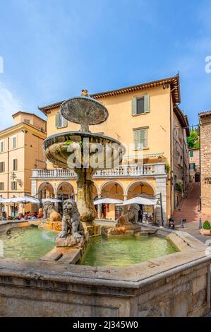 Piazza del Comune in Assisi, Provinz Perugia, Umbrien, Italien Stockfoto