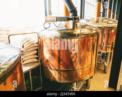 Brauereianlagen. Brühherstellung. Runde cooper Lagertanks für die Biergärung und -Reifung. Stockfoto