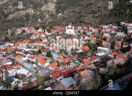 Luftaufnahme von Pedoulas Village das höchste Dorf im Marathasa-Tal, Troodos-Gebirge, Zypern. Stockfoto