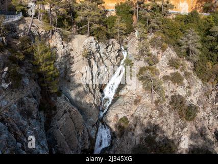 Luftaufnahme eines Wasserfalls in der Nähe von Pano Platres, Troodos-Gebirge, Republik Zypern. Stockfoto