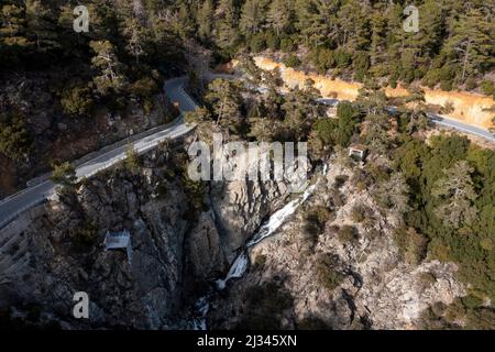 Luftaufnahme eines Wasserfalls in der Nähe von Pano Platres, Troodos-Gebirge, Republik Zypern. Stockfoto