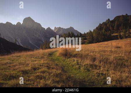 Blick auf Castello Di Moschesin in der Abendsonne von der Rifugio Pramperet, Höhenweg 1, Dolomiten, Südtirol, Italien, Höhenweg 1, Dolomiten, Südtirol, Italien Stockfoto