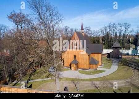 Die alte gotische hölzerne Pfarrkirche St. Bartholomäus aus Lärche in Mogiła, Krakau, Polen. Erbaut im 15.. Jahrhundert mit späteren Änderungen im 18.. Jahrhundert. Woo Stockfoto