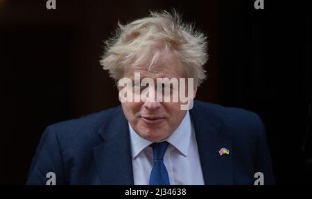 London, England, Großbritannien. 5. April 2022. Der britische Premierminister BORIS JOHNSON begrüßt die ghanaische Präsidentin Nana Akufo-Addo in der Downing Street 10. (Bild: © Tayfun Salci/ZUMA Press Wire) Stockfoto