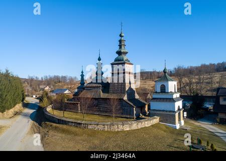 Alte orthodoxe Kirche in Owczary, Polen. Erbaut im 17.. Jahrhundert. Jetzt sowohl als römisch-katholische und griechisch-katholische Kirche verwendet. UNESCO-Weltkulturerbe Stockfoto