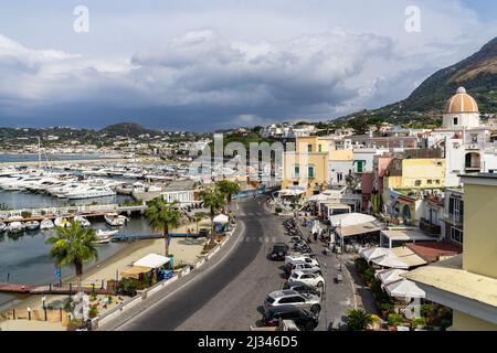 Eine Luftaufnahme der Waterfront und des Jachthafens von Forio - einem farbenfrohen Fischerdorf auf der Insel Ischia, Italien Stockfoto