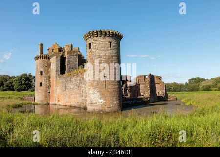 Caerlaverock Castle, dreieckige Wasserburg, Dumfries und Galloway, Ruine, Graben, Schottland, Großbritannien Stockfoto