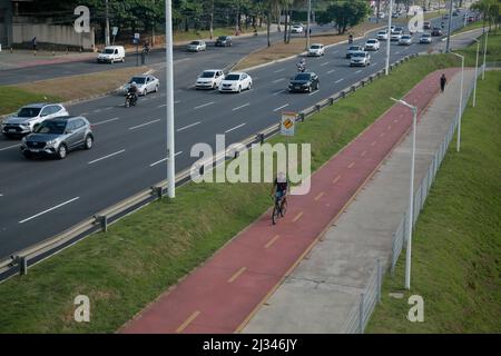 salvador, bahia, brasilien - 31. januar 2022: Radweg neben dem Fahrzeugverkehr auf der Avenida Luiz Viana in der Stadt Salvador Stockfoto