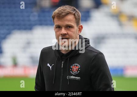 Preston, Großbritannien. 05. April 2022. Jordan Thorniley #34 von Blackpool kommt am 4/5/2022 in Deepdale in Preston, Großbritannien an. (Foto von Mark Cosgrove/News Images/Sipa USA) Quelle: SIPA USA/Alamy Live News Stockfoto