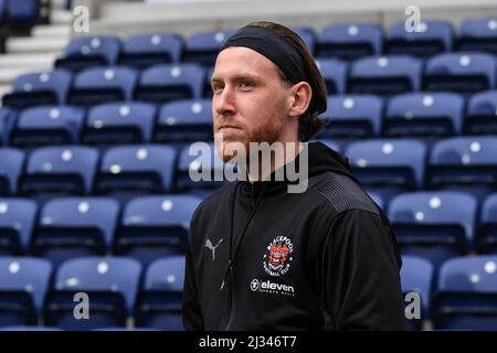 Preston, Großbritannien. 05. April 2022. Josh Bowler #11 von Blackpool kommt am 4/5/2022 in Deepdale in Preston, Großbritannien an. (Foto von Mark Cosgrove/News Images/Sipa USA) Quelle: SIPA USA/Alamy Live News Stockfoto