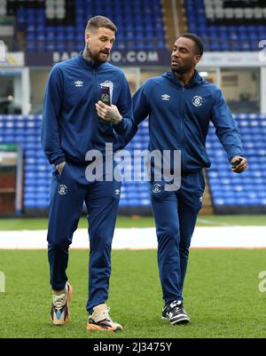 Sonny Bradley von Luton Town (links) und Cameron Jerome von Luton Town inspizieren das Spielfeld vor dem Sky Bet Championship-Spiel im Weston Homes Stadium, Peterborough. Bilddatum: Dienstag, 5. April 2022. Stockfoto