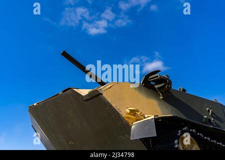 Der vordere Teil eines gepanzerten Fahrzeugs der Infanterie in Nahaufnahme gegen den blauen Himmel. Stockfoto