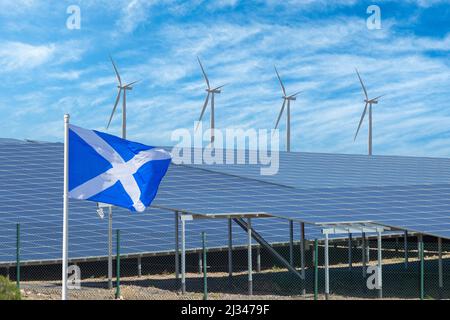 Flagge Schottlands, Sonnenkollektoren, Onshore-Windkraftanlagen. Saubere, billige erneuerbare Energie, Null-Netto-Emissionen, Strom, Lebenshaltungskosten, Krisenkonzept Stockfoto